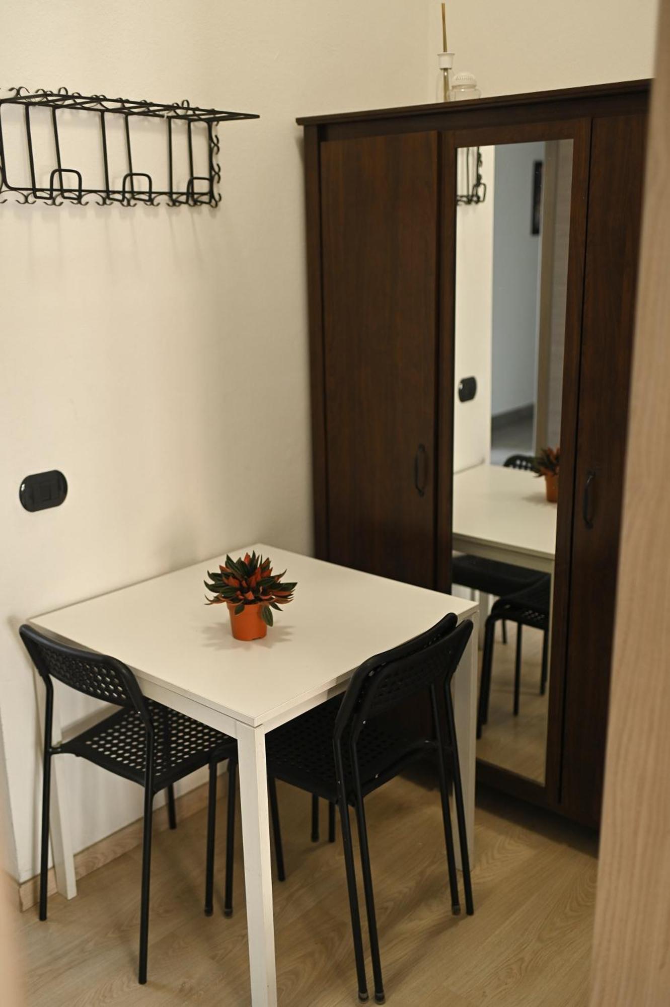 La Gloria Rho Private Rooms Only Exterior photo