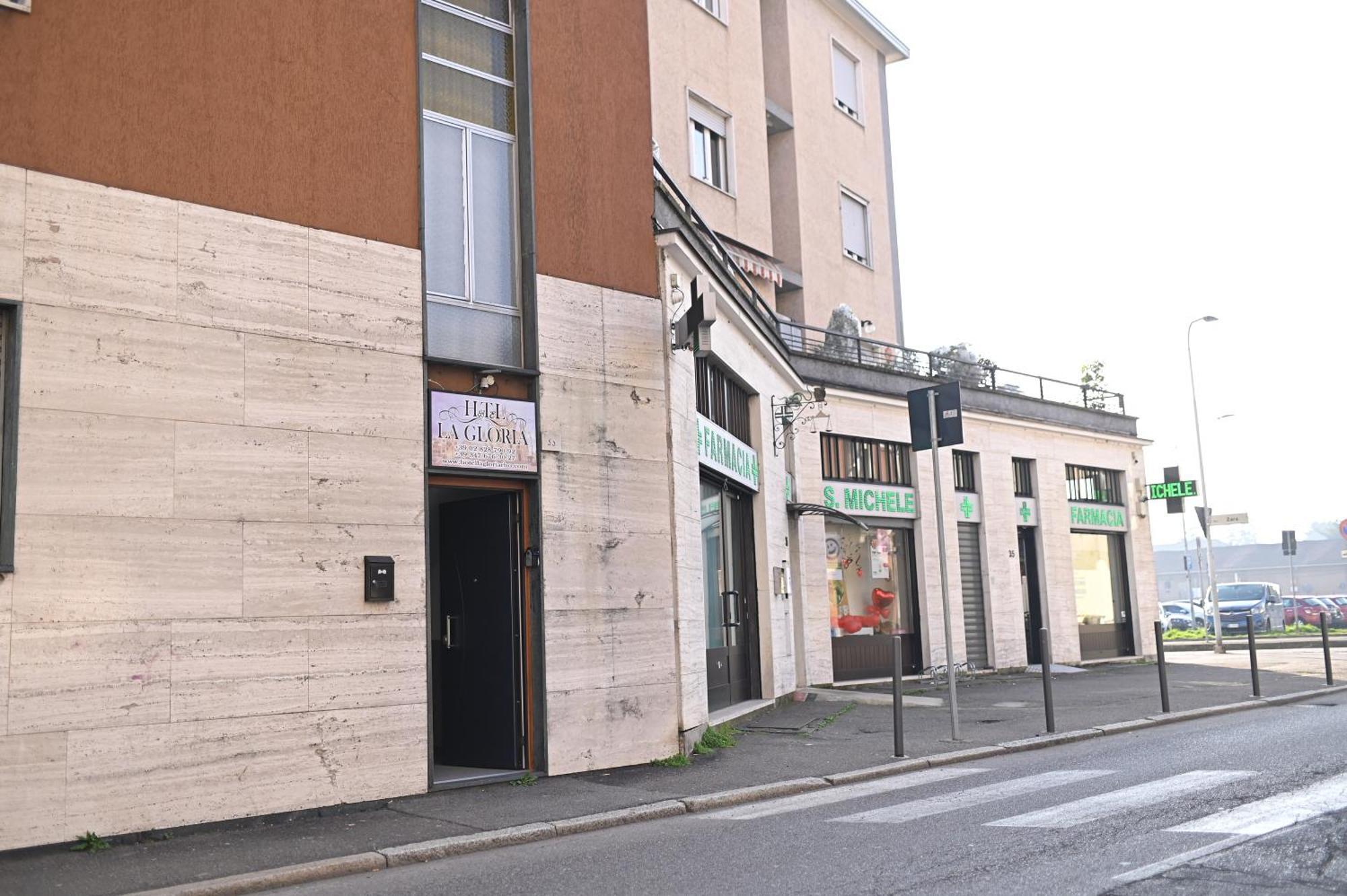La Gloria Rho Private Rooms Only Exterior photo